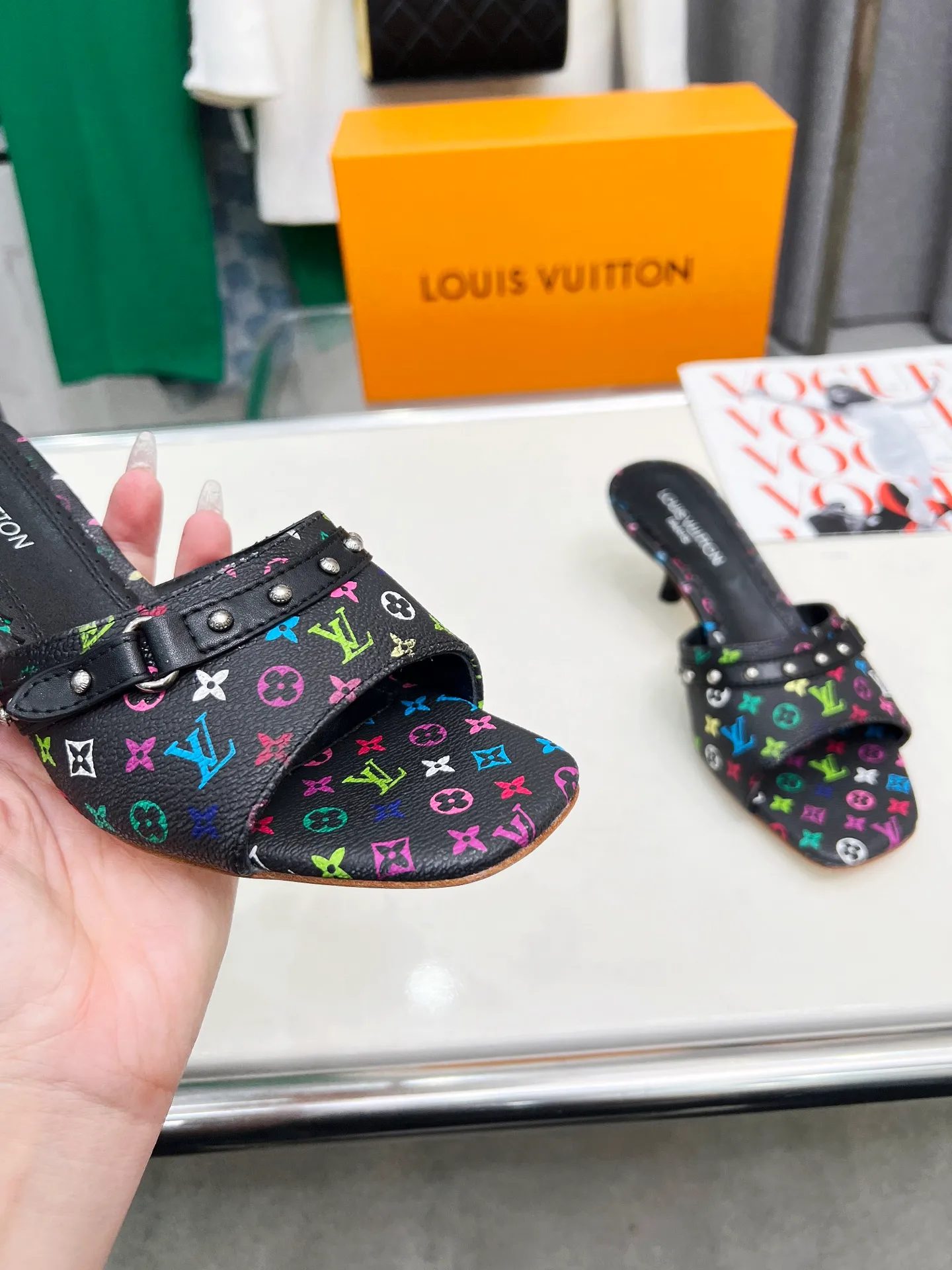 👟👟Ex-factory price 440👟👟 LV new denim kitten heel slippers 2025 summer must-have for goddesses, original replica, super comfortable on the feet. Show off the queen's temperament, the heel height is 5.5CM, which shows your temperament without being tiring. Standard code: 35-42 (41 and 42 codes are customized, non-returnable and non-exchangeable)